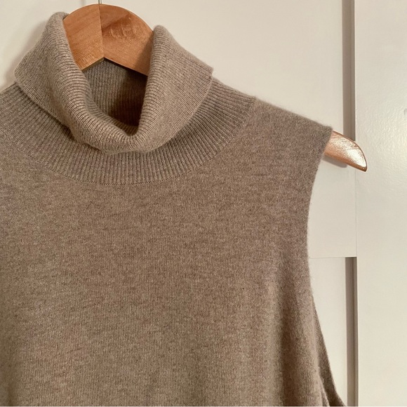 NORDSTROM SIGNATURE Sleeveless Cashmere Turtleneck Sweater. Size XXL, tan. - Picture 4 of 8